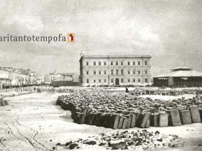 La stessa corso Cavour era ancora una strada sterrata: una foto di quegli anni mostra le basole di pietra lavica (visibili fino agli anni 60 del 900) ancora da posare sulla carreggiata